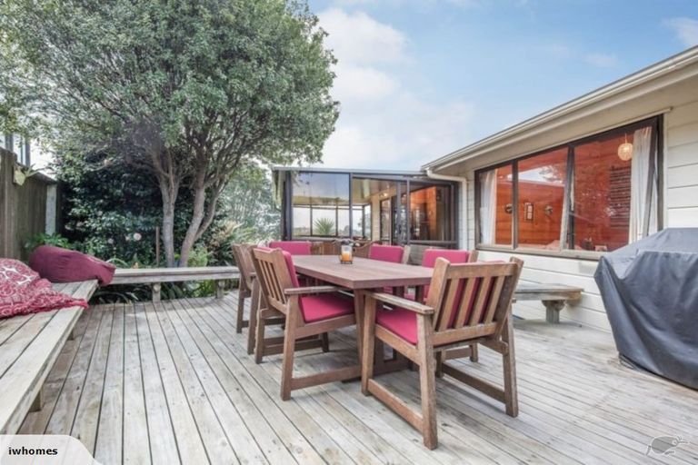 Photo of property in 18 John Dee Crescent, Red Beach, 0932