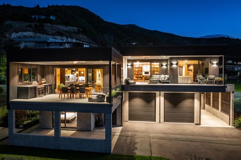 Photo of property in 2 Whaitere Place, Waikawa, Picton, 7220