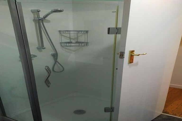 Photo of property in 28 Coles Crescent, Papakura, 2110