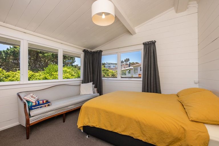 Photo of property in 15 Dunmail Way, Newlands, Wellington, 6037