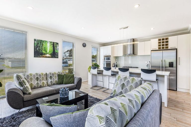 Photo of property in 17 Larmer Drive, Kumeu, 0810