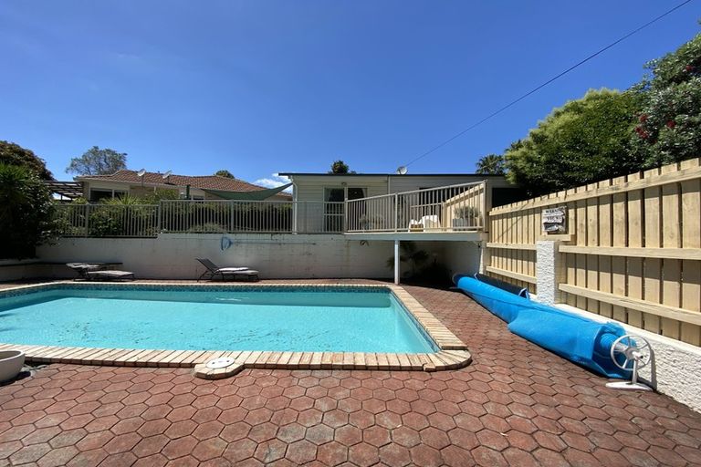 Photo of property in 41 Cron Avenue, Te Atatu South, Auckland, 0610