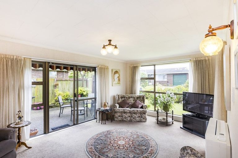 Photo of property in 2 Huhana Court, Hokowhitu, Palmerston North, 4410