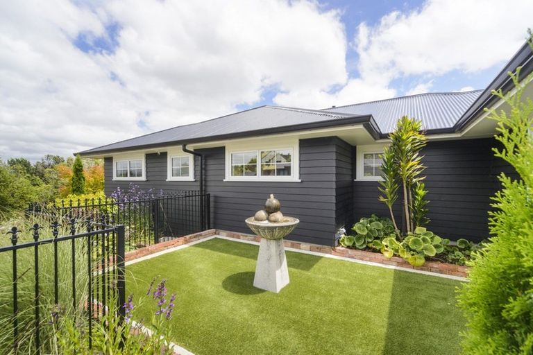 Photo of property in 3 Waimarama Court, Roslyn, Palmerston North, 4414
