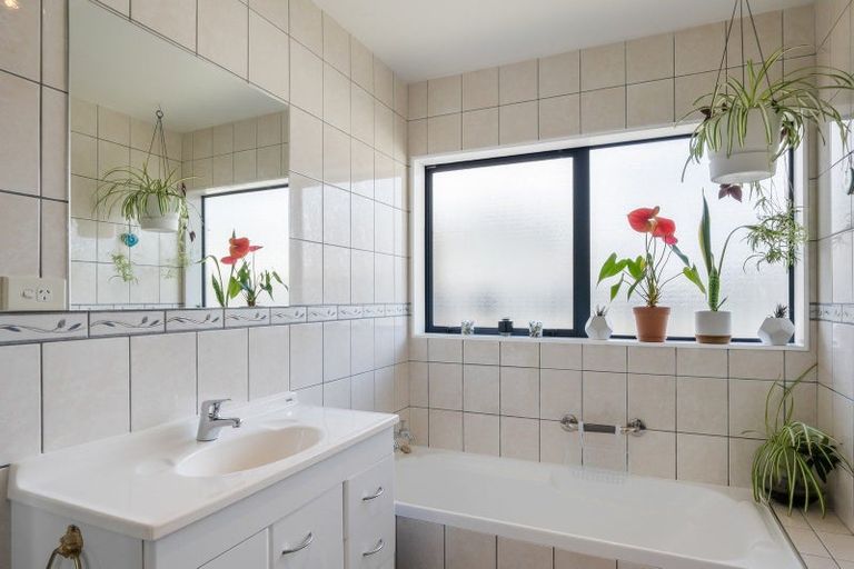 Photo of property in 130a Weraroa Road, Levin, 5510