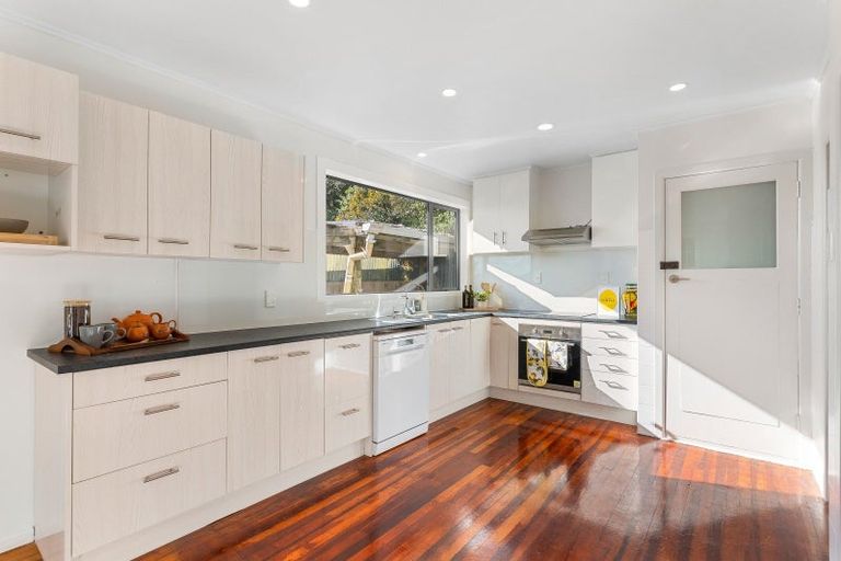 Photo of property in 11 Lomond Street, Newlands, Wellington, 6037