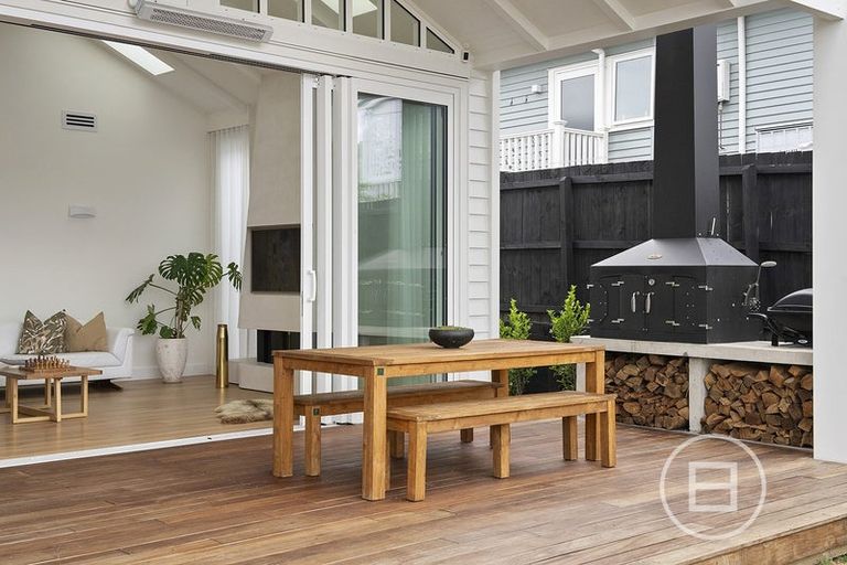 Photo of property in 15 Church Street, Northcote Point, Auckland, 0627