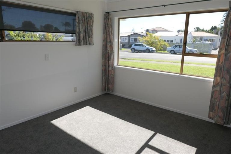 Photo of property in 121 Chivalry Road, Glenfield, Auckland, 0629
