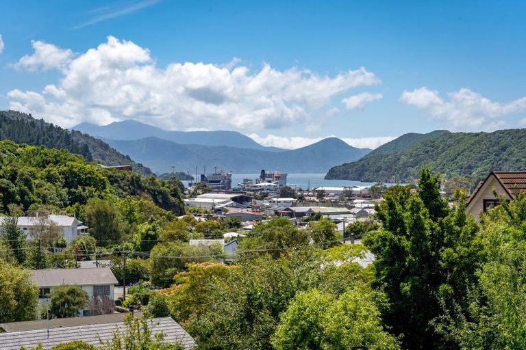 Photo of property in 14 Cornwall Street, Picton, 7220