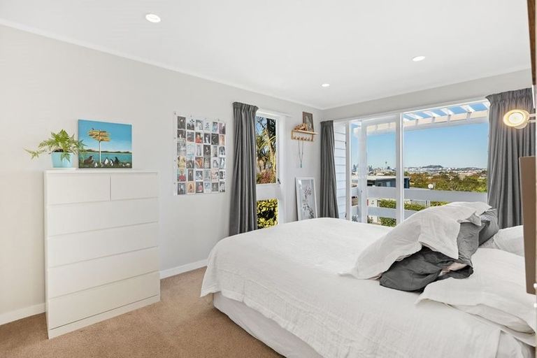 Photo of property in 17 Lydia Avenue, Northcote, Auckland, 0627