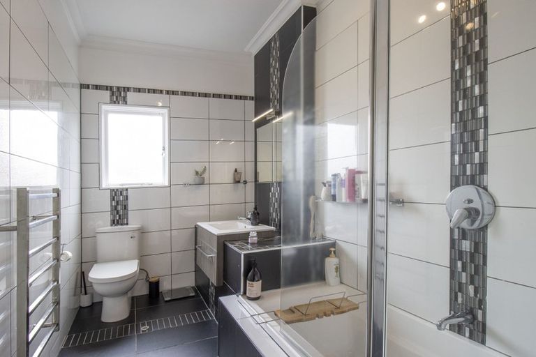 Photo of property in 6 Aranui Street, Maupuia, Wellington, 6022