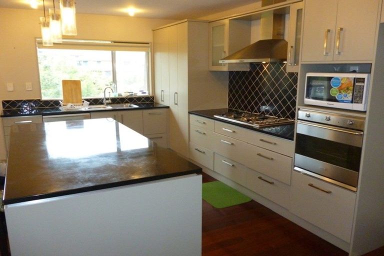 Photo of property in 18 Spoonbill Place, Unsworth Heights, Auckland, 0632