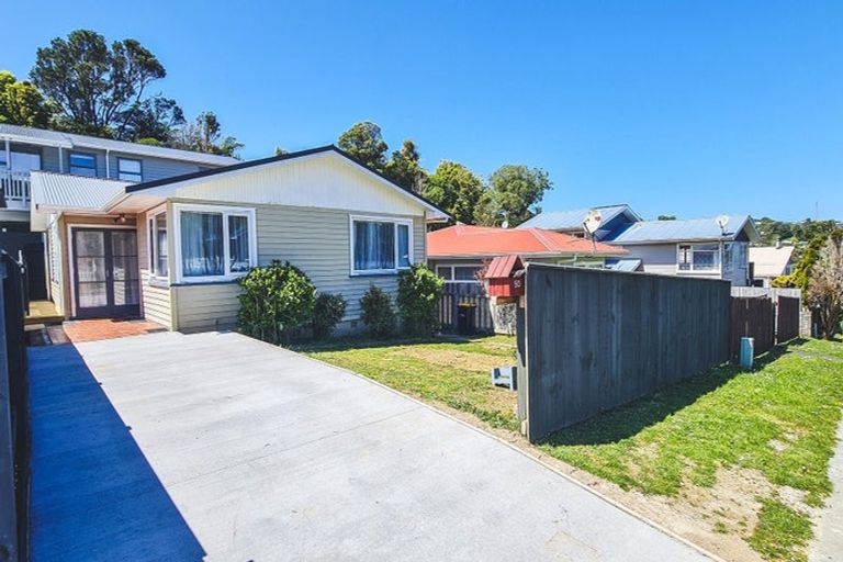 Photo of property in 50 Batchelor Street, Newlands, Wellington, 6037