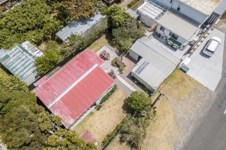 Photo of property in 2 Hemara Street, Waikanae Beach, Waikanae, 5036