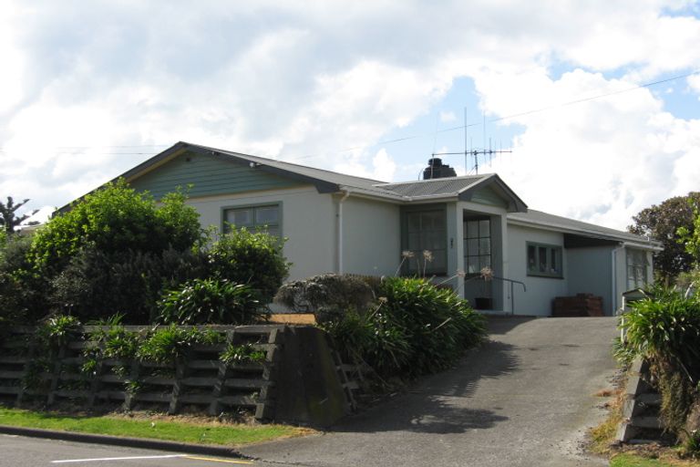 Photo of property in 104 Karaka Street, Castlecliff, Whanganui, 4501