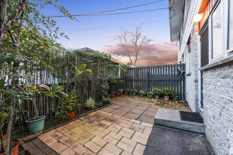 Photo of property in 2/43 Rimu Street, New Lynn, Auckland, 0600
