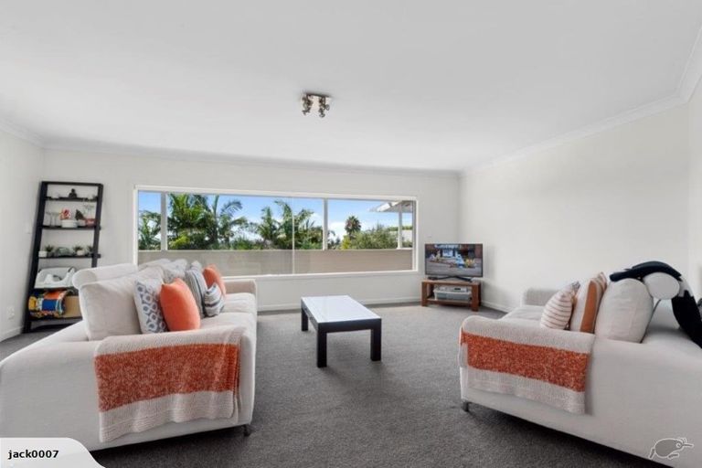 Photo of property in 41 Pohutukawa Avenue, Red Beach, 0932