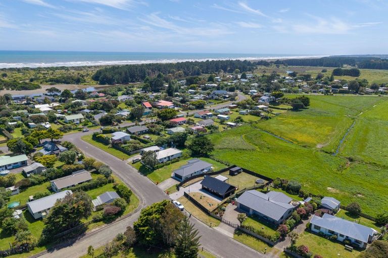 Photo of property in 7 Sand Dune Grove, Waikawa Beach, Manakau, 5573