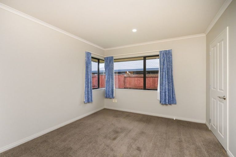 Photo of property in 6 Ron Place, Fitzherbert, Palmerston North, 4410