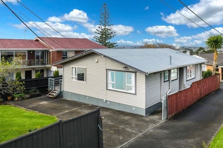 Photo of property in 1/48 Waimumu Road, Massey, Auckland, 0614