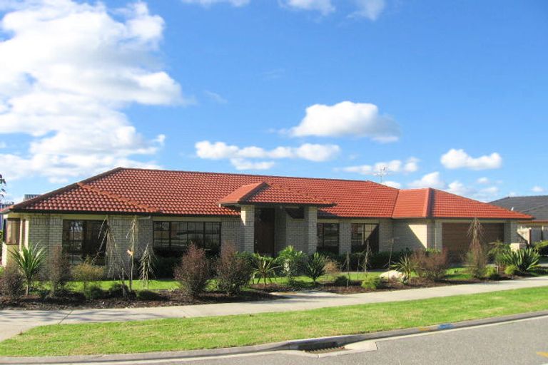 Photo of property in 21 Fairford Avenue, Henderson, Auckland, 0612