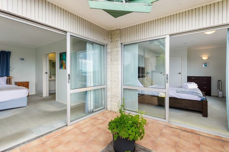 Photo of property in 23 Roberts Road, Matakatia, Whangaparaoa, 0930