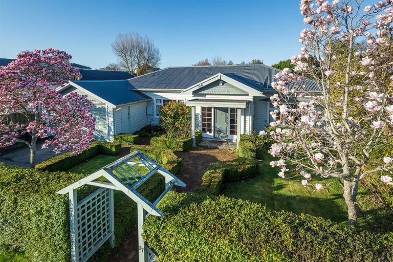 Photo of property in 17 Saint Andrews Square, Strowan, Christchurch, 8052