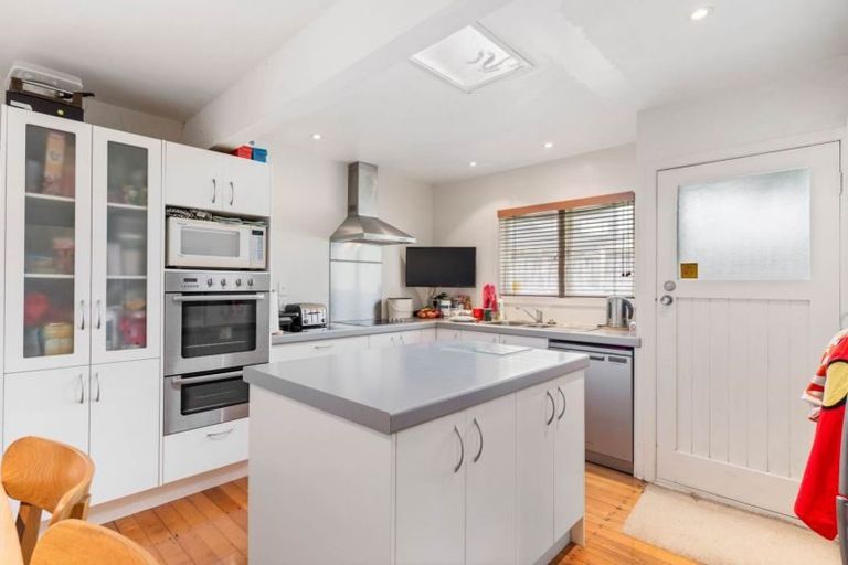Photo of property in 47 Neil Avenue, Te Atatu Peninsula, Auckland, 0610