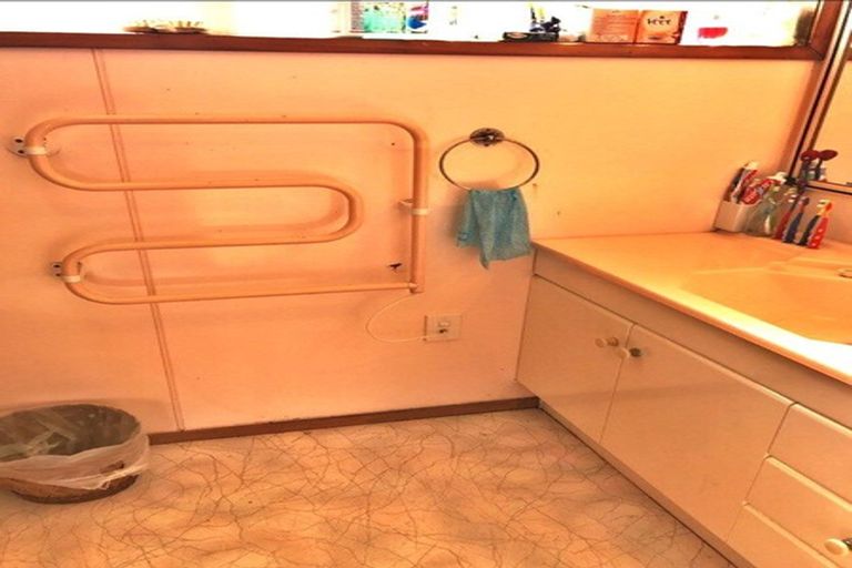 Photo of property in 16 Roberts Road, Te Atatu South, Auckland, 0610