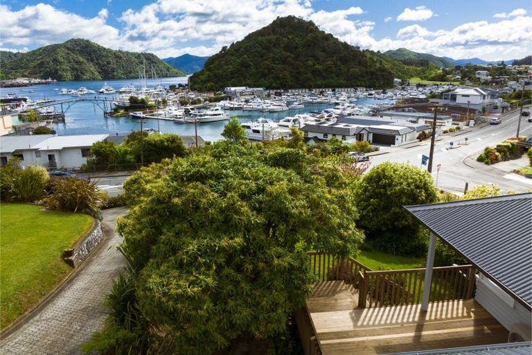 Photo of property in 34 Waikawa Road, Picton, 7220