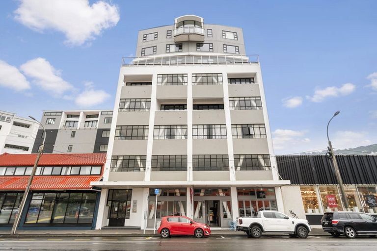 Photo of property in Endeavour Apartments, 18/125 Thorndon Quay, Pipitea, Wellington, 6011