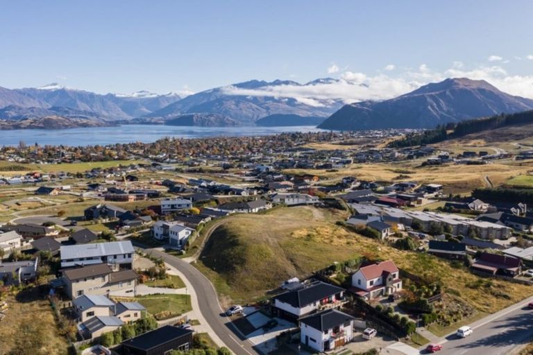 Photo of property in 10 Mataraki Place, Wanaka, 9305