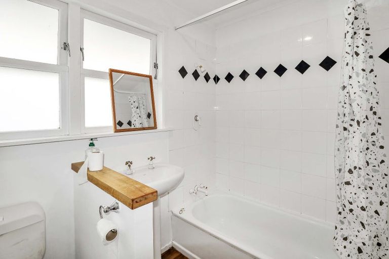 Photo of property in 310 Maungaraki Road, Maungaraki, Lower Hutt, 5010