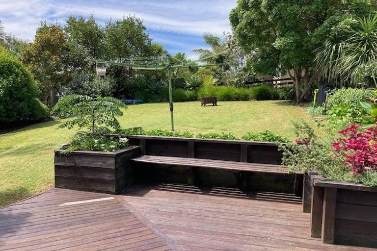 Photo of property in 9 Maori Hut Road, Red Beach, 0932