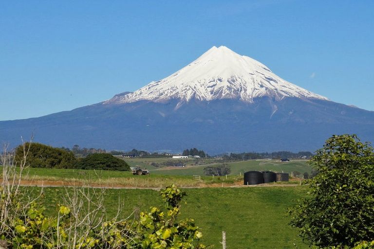 Photo of property in 100 Elsham Road, Lepperton, New Plymouth, 4373