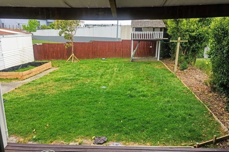 Photo of property in 28 Woodford Avenue, Henderson, Auckland, 0610
