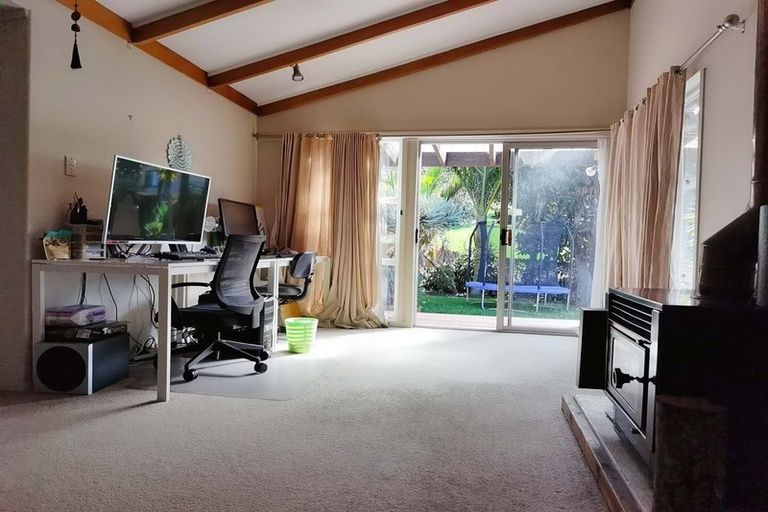 Photo of property in 77 Beechdale Crescent, Pakuranga Heights, Auckland, 2010