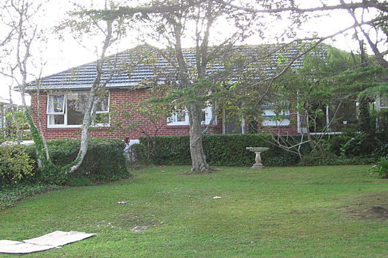 Photo of property in 72 Tiroroa Avenue, Te Atatu South, Auckland, 0610