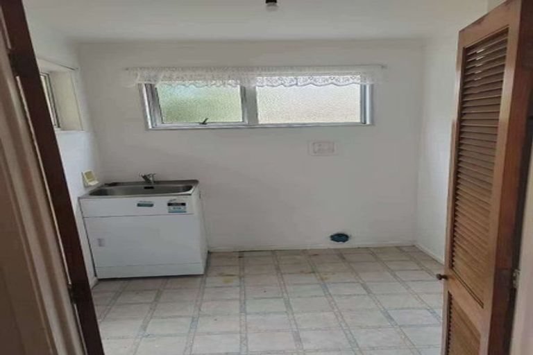 Photo of property in 605 Glenfield Road, Totara Vale, Auckland, 0629