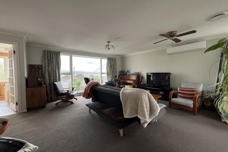 Photo of property in 1 Gaede Terrace, Sunnyvale, Auckland, 0612