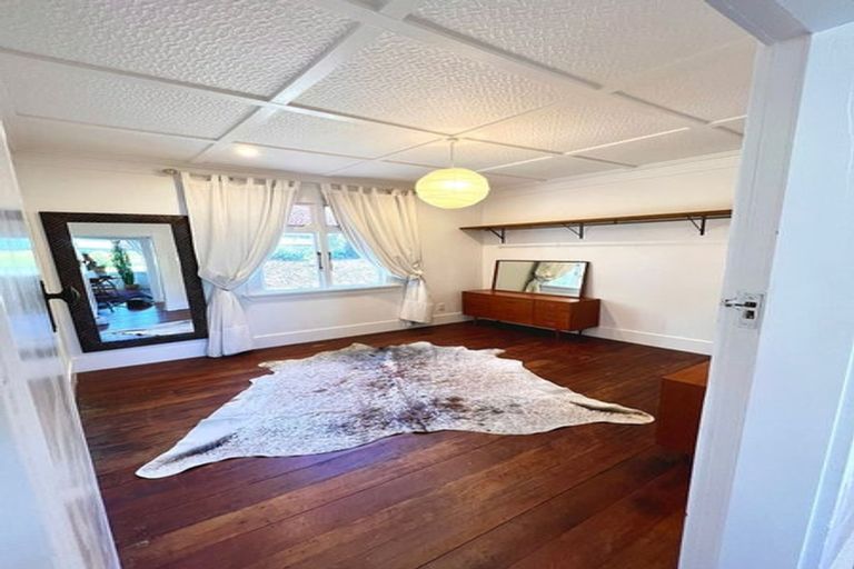 Photo of property in 20 Mcfarlane Street, Oakura, 4314