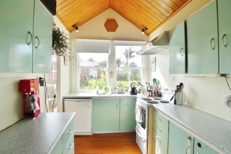 Photo of property in 24 Graham Avenue, Te Atatu Peninsula, Auckland, 0610