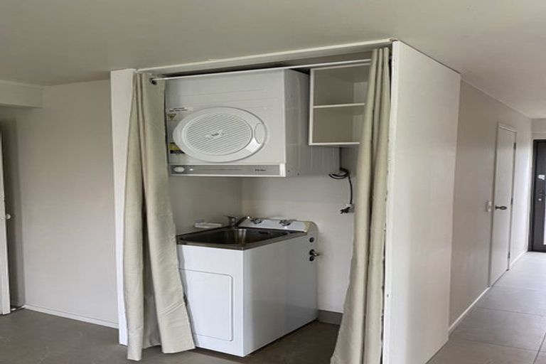 Photo of property in 2/4 Penning Road, Castor Bay, Auckland, 0620