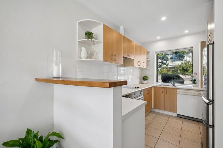Photo of property in 8/9-13 Fields Parade, Oteha, Auckland, 0632