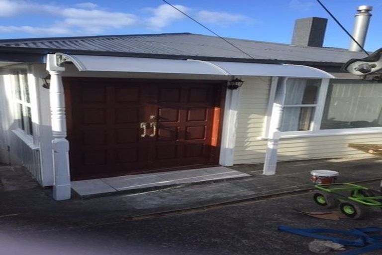 Photo of property in 321 Glenfield Road, Glenfield, Auckland, 0629