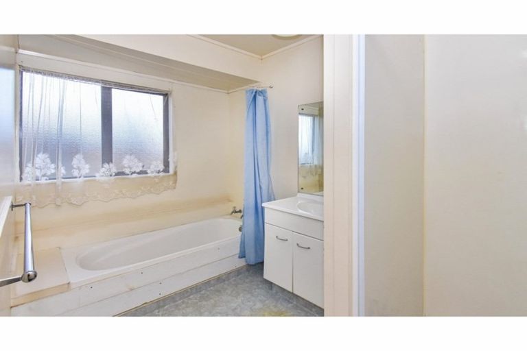 Photo of property in 14 Bohola Rise, Weymouth, Auckland, 2103