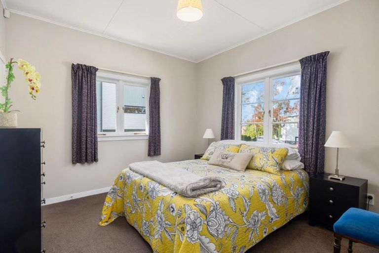 Photo of property in 24 Buscomb Avenue, Henderson, Auckland, 0610