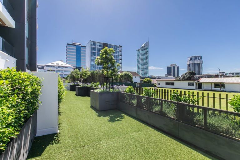 Photo of property in Frank Sargeson Apts, 202/74 Anzac Street, Takapuna, Auckland, 0622