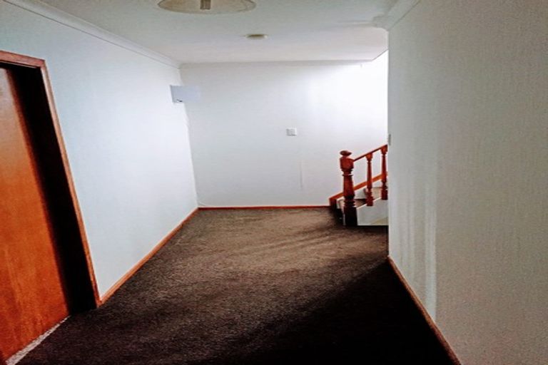 Photo of property in 28 Woodford Avenue, Henderson, Auckland, 0610