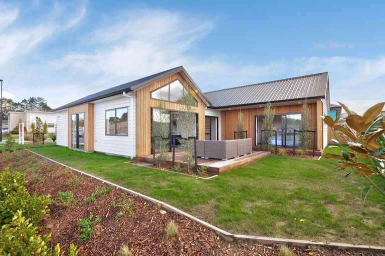 Photo of property in 38 Vinistra Road, Kumeu, 0810